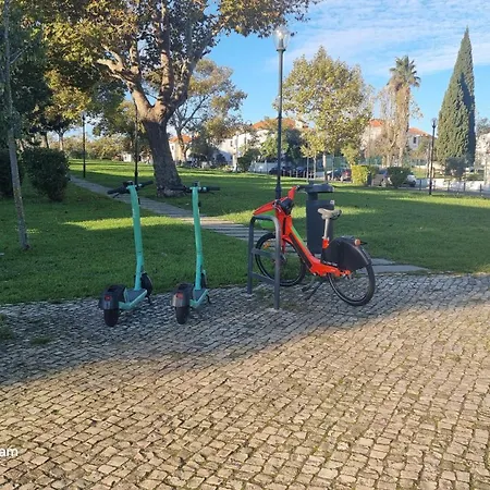 The Coolest Place Near The Airport! Alloggio in famiglia Lisbona