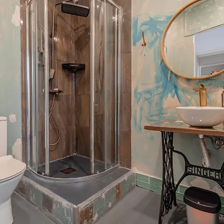 The Coolest Place Near The Airport! Rum i privatbostad Lisboa