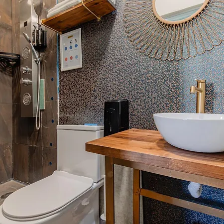 The Coolest Place Near The Airport! Rum i privatbostad Lisboa