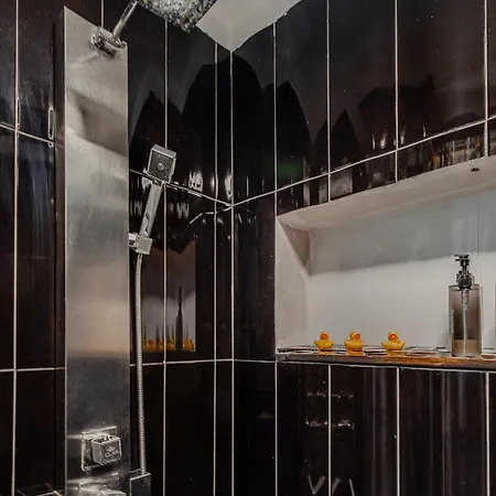 The Coolest Place Near The Airport! منزل للإقامة